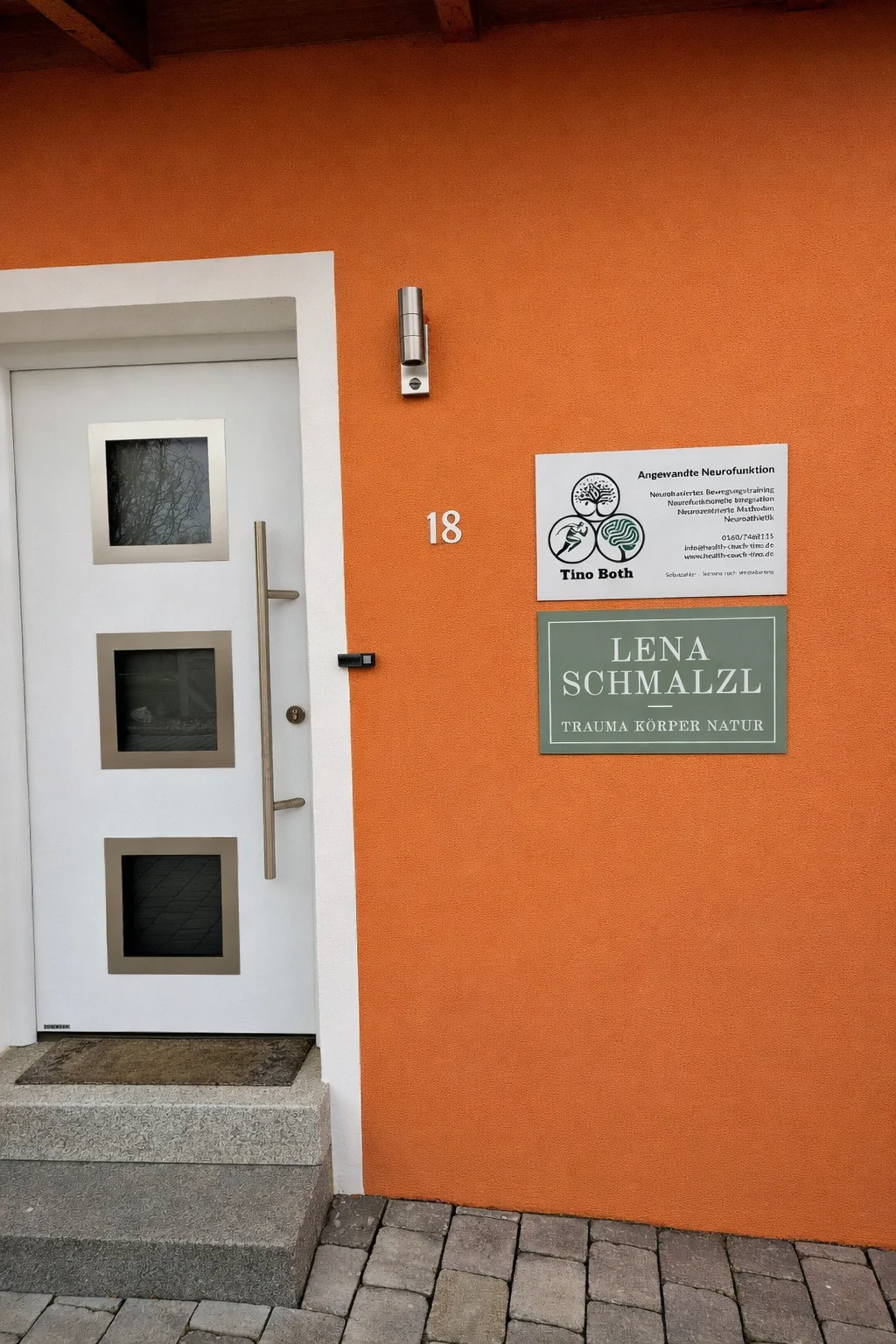 Eingang der Praxis in der Allinger Straße 18 in Vilshofen