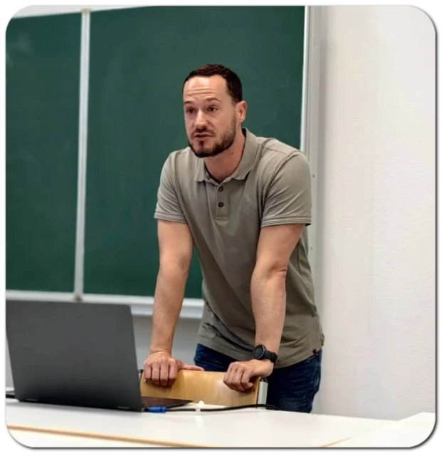 Tino Both bei einem Vortrag über neurozentrierte Arbeit