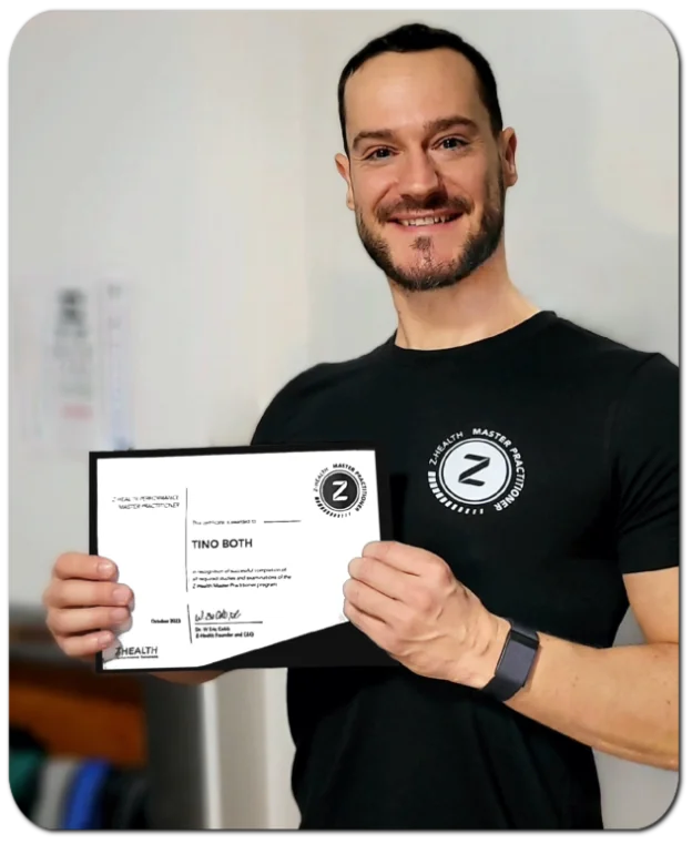 Tino Both mit seinem Zertifikat als Z-Health Master Practitioner